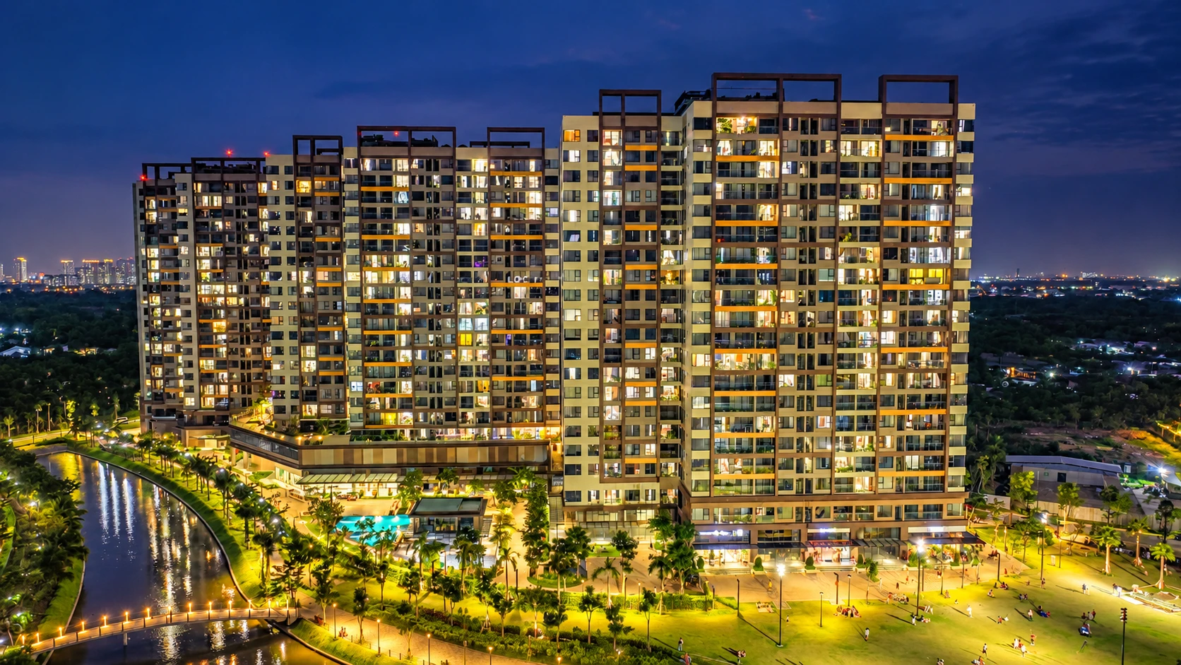 Phân khu Mizuki Park MP6-8 về đêm với các tòa căn hộ sáng đèn bên kênh đào cảnh quan